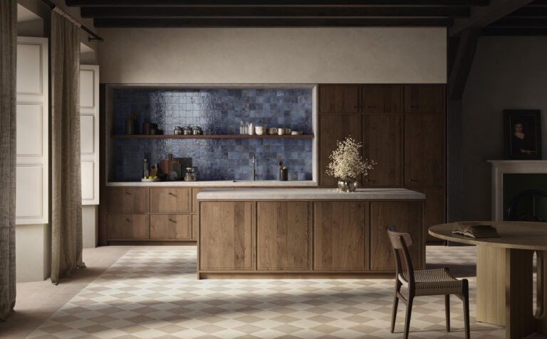 Carrelage effet pierre beige dans un séjour lumineux