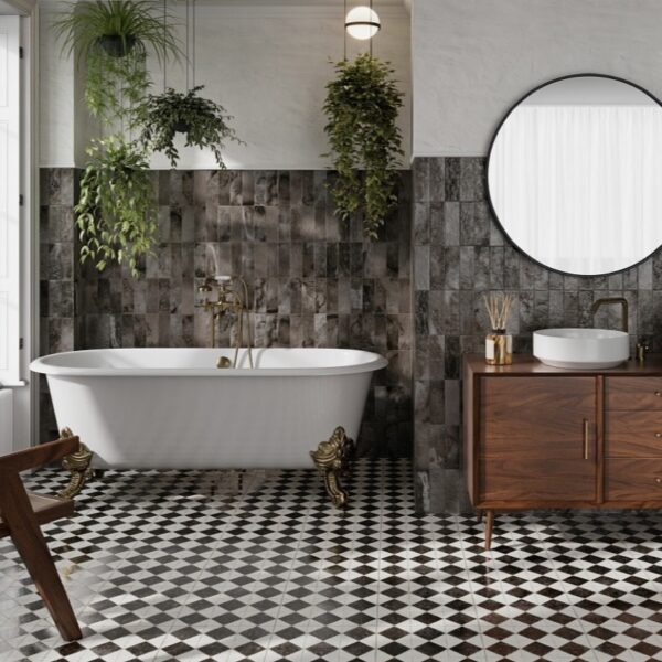 Carrelage effet carreau de ciment, Atelier Provençal chez Piastrella - salle de bain avec baignoire îlot