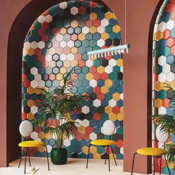 Carrelage Bardelli Hexa chez Piastrella - lounge sous arche multicolore