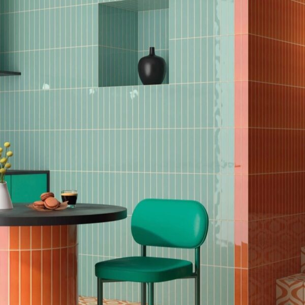 Carrelage effet bâton, Funky chez Piastrella - mur de café en coloris Mintwood et Tangerine