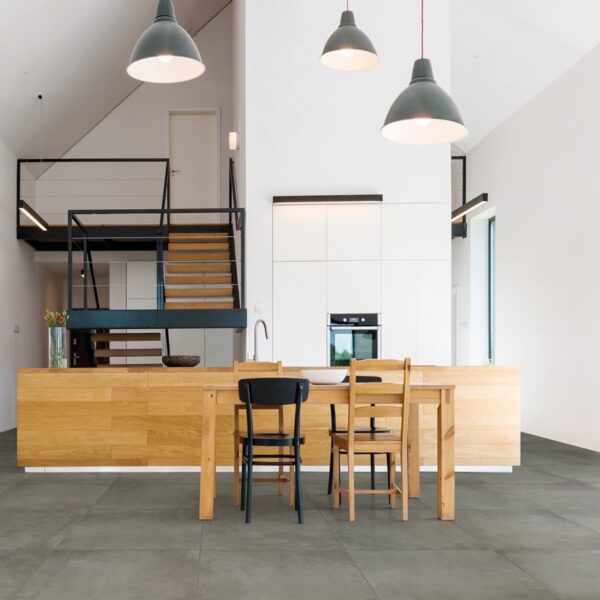 Carrelage effet béton, Cemento Continuo chez Piastrella - cuisine ouverte sous mezzanine, coloris Grit