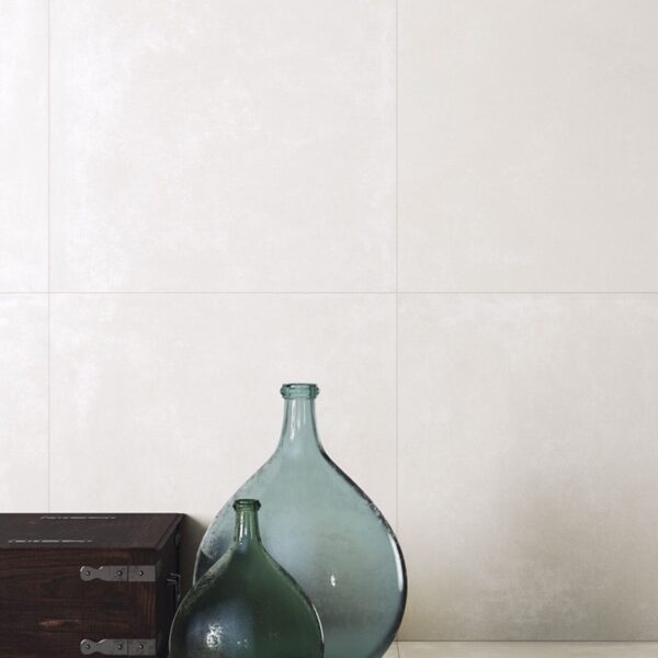 Carrelage effet béton, Concrete Bloom chez Piastrella - salon avec vases en verre soufflé, coloris Bone