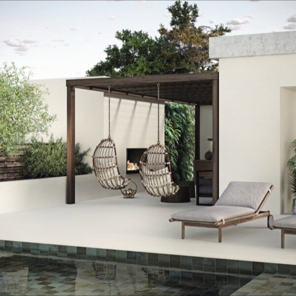 Carrelage effet béton, Concrete Habitat chez Piastrella - terrasse et coin salon extérieur coloris Chalk
