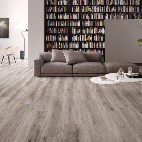 Carrelage effet bois, Corteccia Nobile chez Piastrella - salon bibliothèque, coloris Ash