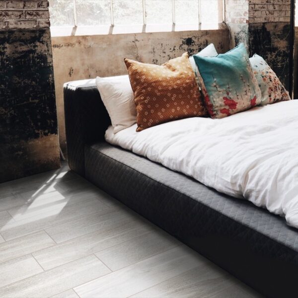 Carrelage effet bois, Dry Oakland chez Piastrella - chambre loft, mur en pierre brute et fenêtres industrielles