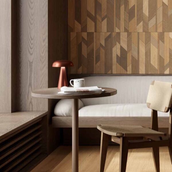 Carrelage effet bois, Legno Sartoriale chez Piastrella - mur décoratif à chevrons dans un espace café