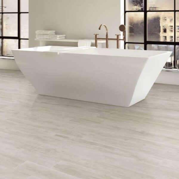 Carrelage effet bois, Natural Plankhouse chez Piastrella - salle de bain avec baignoire îlot et robinetterie cuivrée