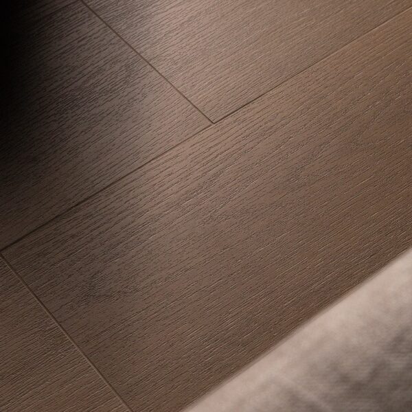Carrelage effet bois, Nuvola d'Aria chez Piastrella - salon, pied de chaise sur sol coloris Cognac
