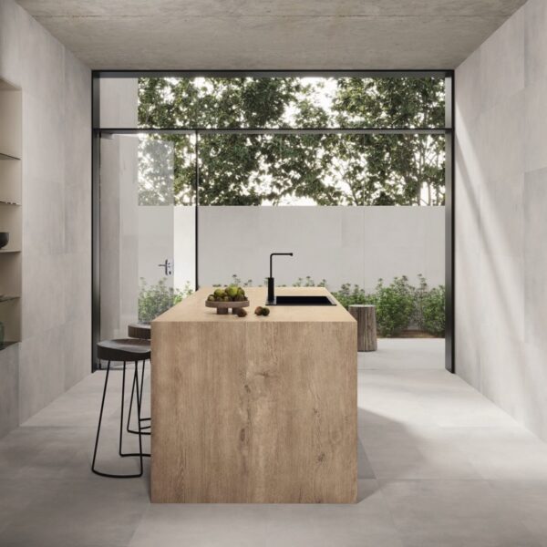Carrelage effet bois, Oak Signature chez Piastrella - ilot de cuisine monolithique vue jardin