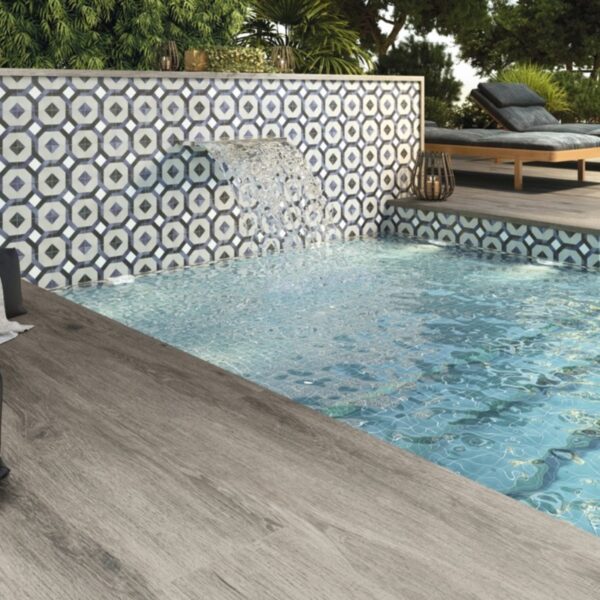 Carrelage effet bois, Southern Oak chez Piastrella - plage de piscine coloris Cenere