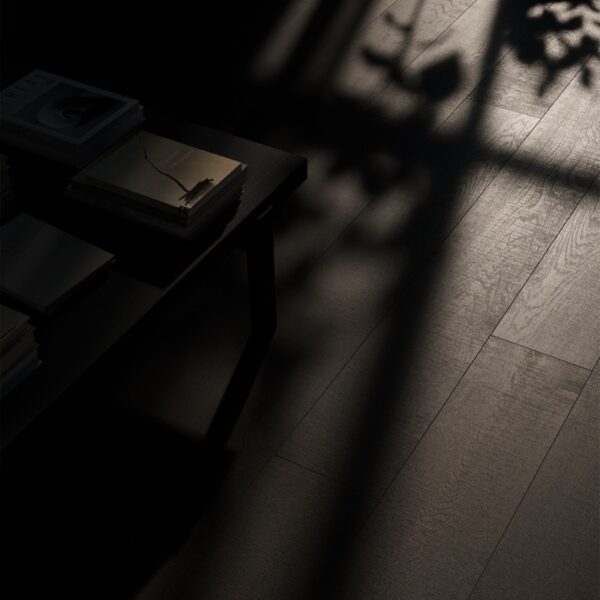 Carrelage effet bois, Stripped Oakline chez Piastrella - sol de salon traversé par la lumière du jour, coloris Taupe