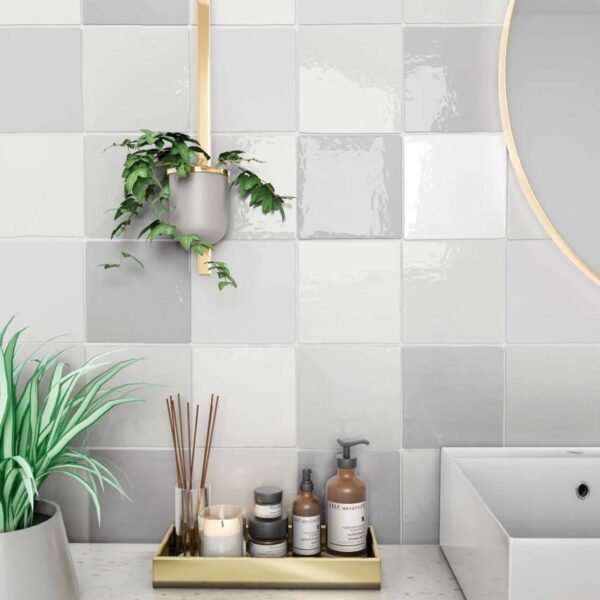 Carrelage effet carreau de ciment, Antic chez Piastrella - salle de bain en damier gris et blanc, accents dorés