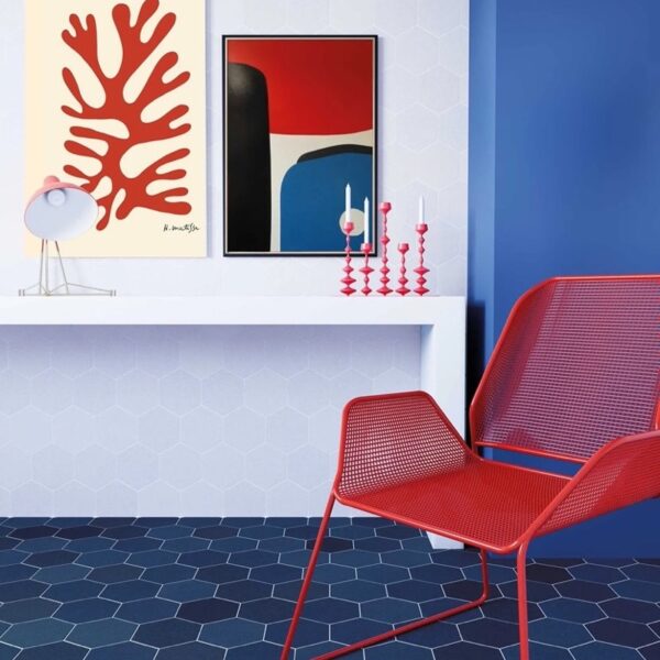 Carrelage effet carreau de ciment, Karma chez Piastrella - salon coloris White avec mobilier bleu et rouge