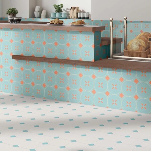 Carrelage effet carreau de ciment, Tender chez Piastrella - comptoir avec motif floral turquoise et corail