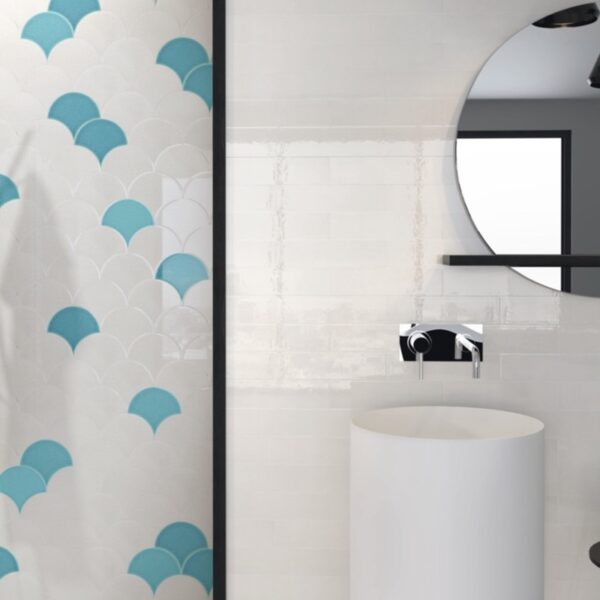 Carrelage effet écaille, Mouvement Créatif chez Piastrella - salle de bain coloris Celeste, motif écaille