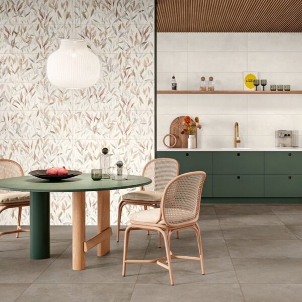 Carrelage effet enduit, Pure Focus chez Piastrella - cuisine avec pan de mur fleuri coloris Cream