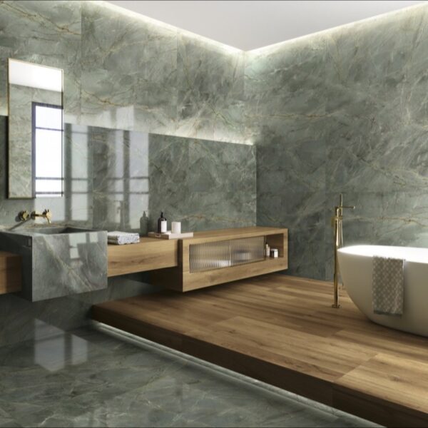 Carrelage effet marbre, Amore di Marmo chez Piastrella - baignoire îlot et estrade bois