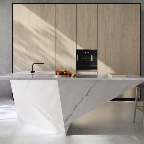 Carrelage effet marbre, Avorio Alpino chez Piastrella - îlot de cuisine sculptural