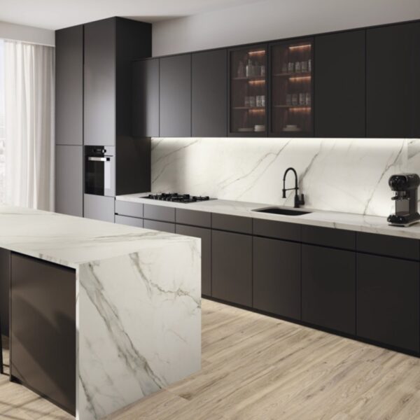 Carrelage effet marbre, Calacatta Imperiale chez Piastrella - cuisine noire crédence et plan de travail