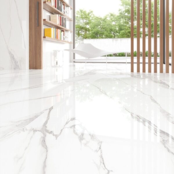 Carrelage effet marbre, Calacatta chez Piastrella - séjour avec bibliothèque, sol et mur Extra White