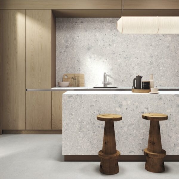 Carrelage effet marbre, Grigio Lombardo chez Piastrella - crédence et îlot de cuisine