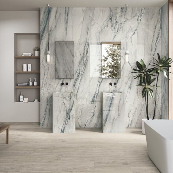 Carrelage effet marbre, Maestro Bianco chez Piastrella - double vasque cylindrique et niche