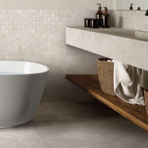 Carrelage effet marbre, Memoria Minerale chez Piastrella - salle de bain avec baignoire îlot et étagère en bois