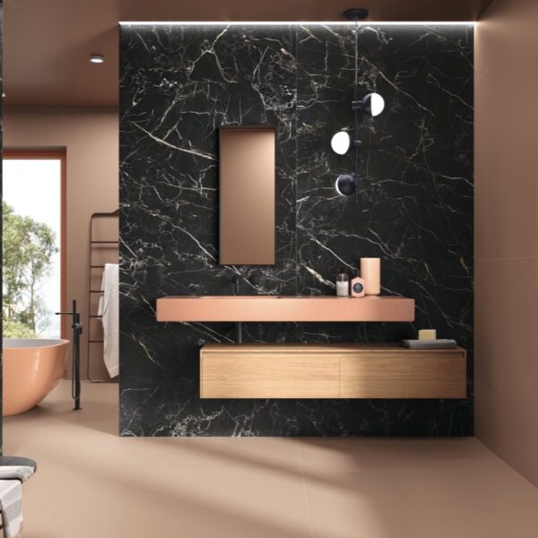Carrelage effet marbre, Notte Preziosa chez Piastrella - double vasque et baignoire îlot rose