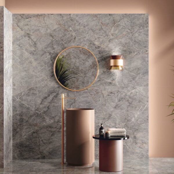 Carrelage effet marbre, Rosa Fiorentino chez Piastrella - vasque sur pied et miroir rond doré