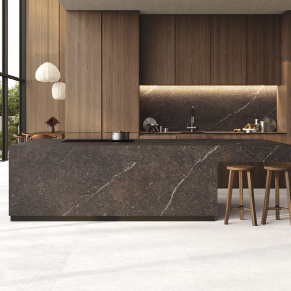 Carrelage effet marbre, Royal chez Piastrella - îlot de cuisine en plan de travail assorti