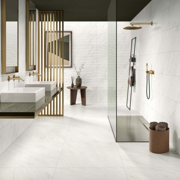 Carrelage effet marbre, Softvein chez Piastrella - salle de bain double vasque dorée coloris Carrara