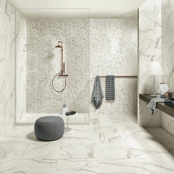Carrelage effet marbre, Veined Elegance chez Piastrella - douche avec mur mosaïque coloris Calacatta
