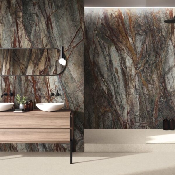 Carrelage effet marbre, Verde Imperiale chez Piastrella - salle de bain double vasque et douche