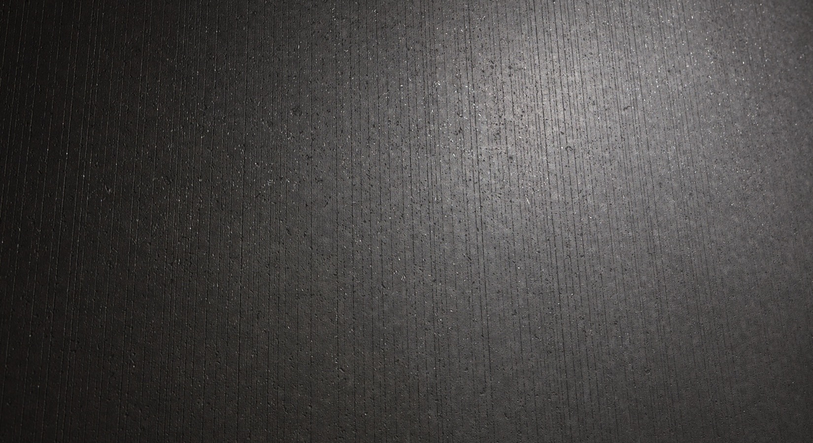 Museum : la céramique décorative espagnole s'installe chez Piastrella 4 Carrelage effet pierre, Basae chez Piastrella - gros plan sur la texture noire striée