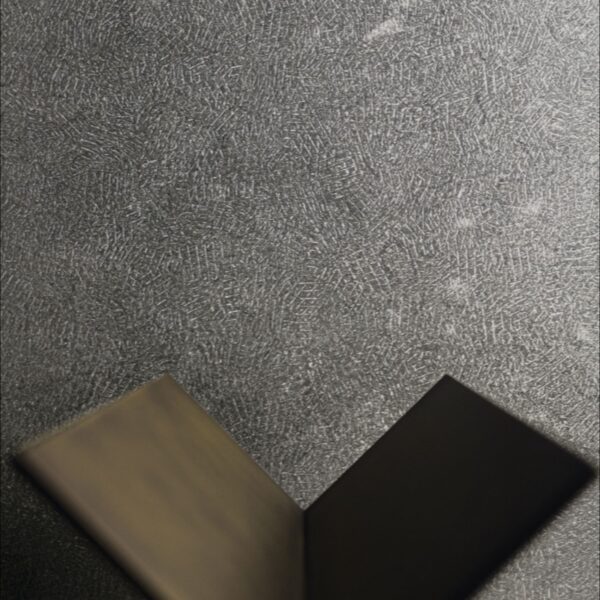 Carrelage effet pierre, Essenza Minerale chez Piastrella - détail de la texture gravée en coloris Anthracite