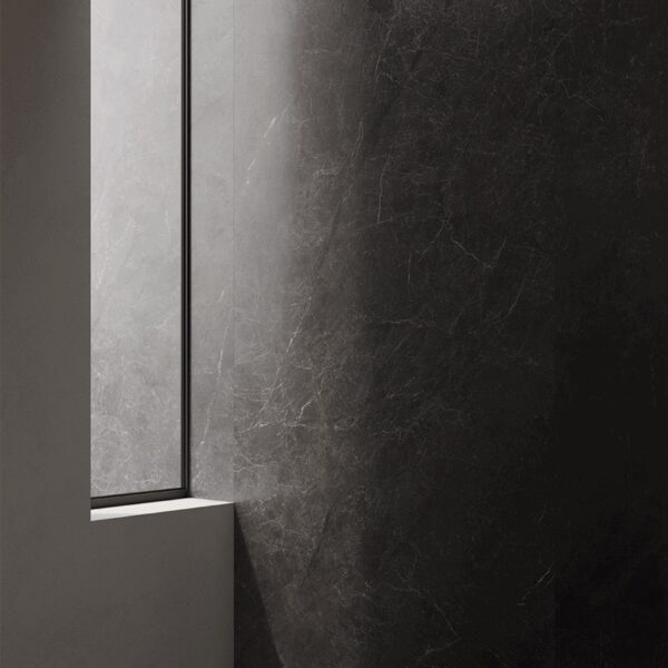 Carrelage effet pierre, Linea Scultorea chez Piastrella - baie vitrée sur mur veiné coloris Anthracite