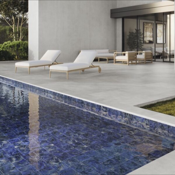 Carrelage effet pierre, Pierre Himalaya chez Piastrella - piscine bleu profond coloris Ascent