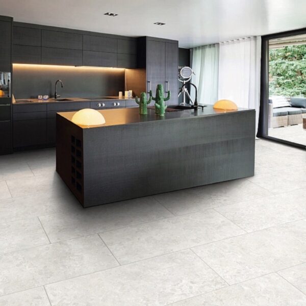 Carrelage effet pierre, Pierre Marécage chez Piastrella - cuisine ouverte avec îlot noir, coloris Gris