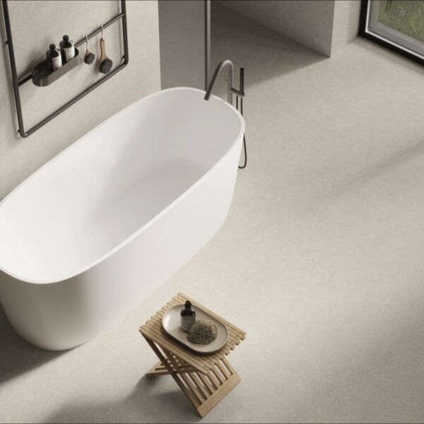 Carrelage effet pierre, Pietra d'Oriente chez Piastrella - baignoire îlot coloris Pearl