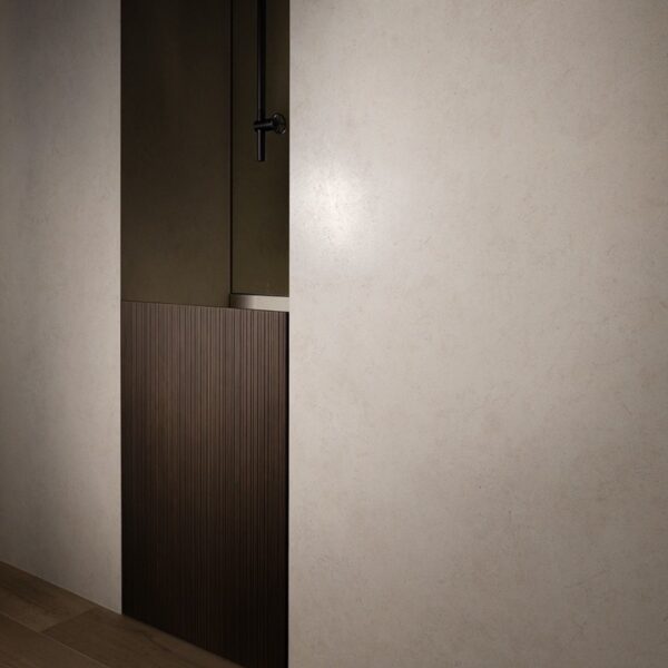 Carrelage effet pierre, Pietra Suprema chez Piastrella - couloir avec porte en bois, coloris Blanc