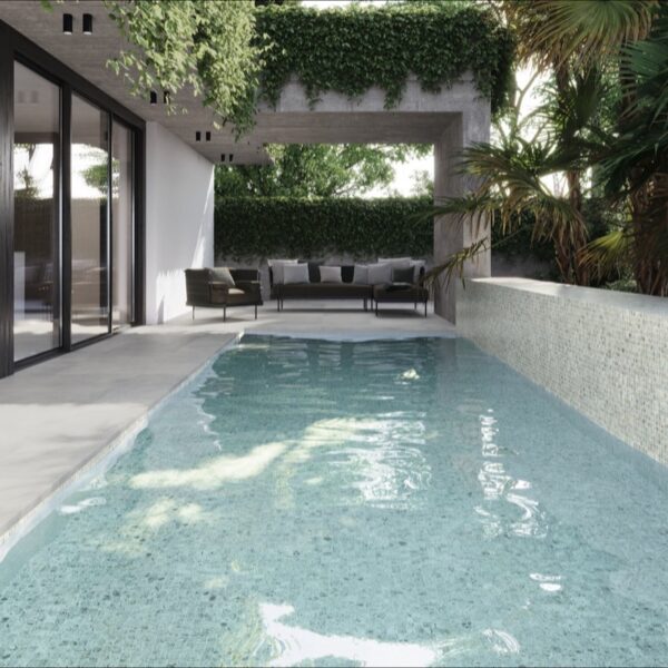 Carrelage effet pierre, Pietra Verde chez Piastrella - piscine à débordement et salon extérieur