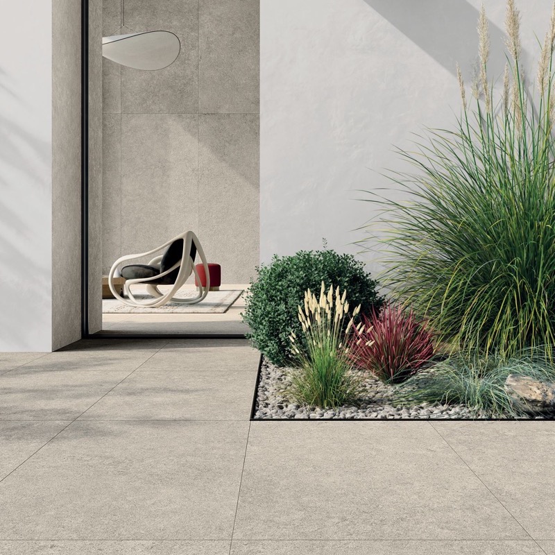 Focus sur Cotto d'Este : la marque italienne qui a réinventé le grès cérame 2 Carrelage Cotto d'Este chez Piastrella, collection Pura en terrasse extérieure