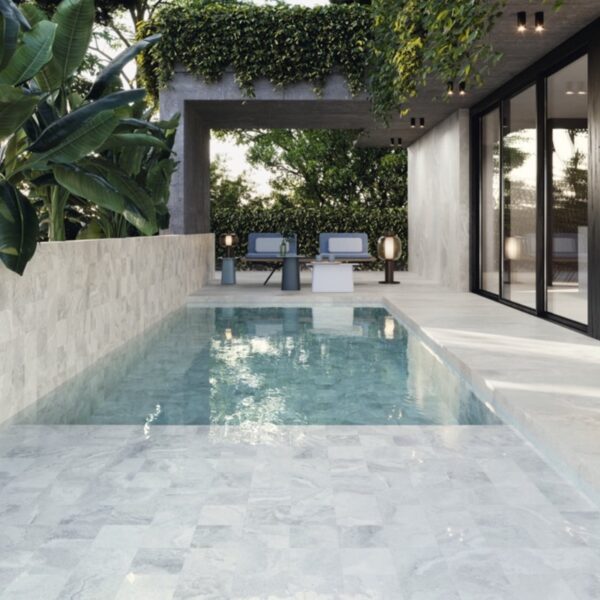 Carrelage effet pierre naturelle, Stone Crossing chez Piastrella - terrasse et piscine coloris White