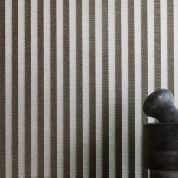 Carrelage effet relief, Layered Depth chez Piastrella - mur au relief Twist, coloris Grey