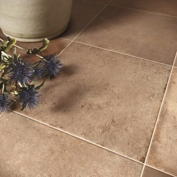 Carrelage effet terre cuite, Essential Matter chez Piastrella - sol coloris Terre, composition florale