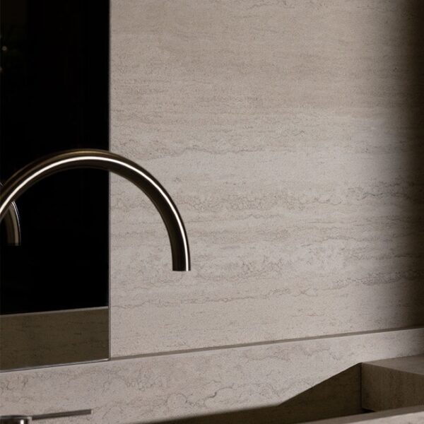 Carrelage effet travertin, Linear Travertine chez Piastrella - vasque et robinetterie sur mur veiné coloris Light