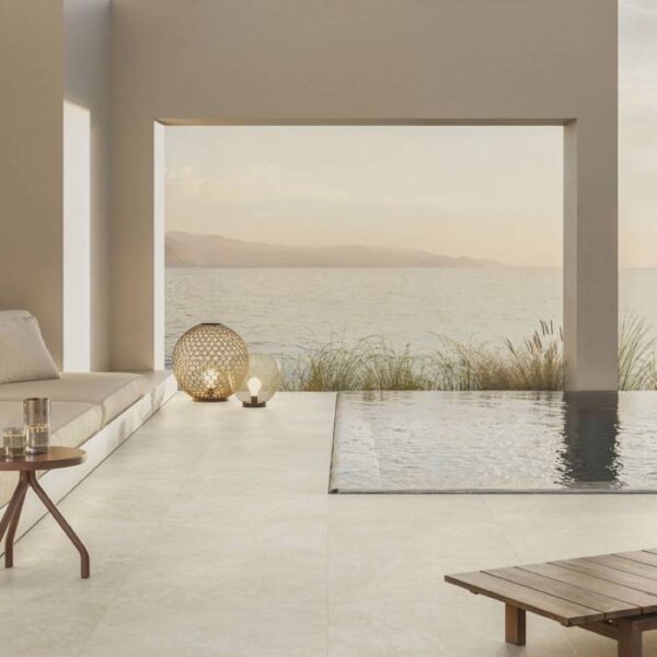 Carrelage effet travertin, Marmo Puro chez Piastrella - villa et piscine coloris Ivory