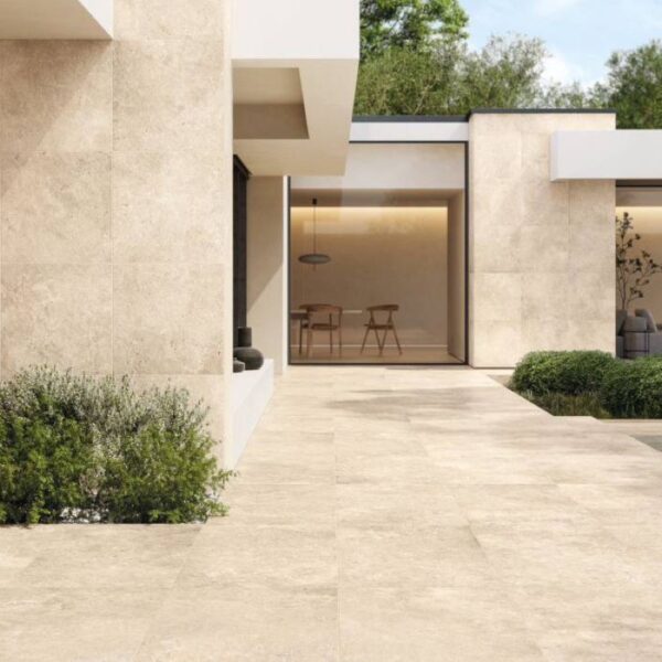 Carrelage effet travertin, Resina Viva chez Piastrella - villa et piscine coloris Ivory Cross Cut