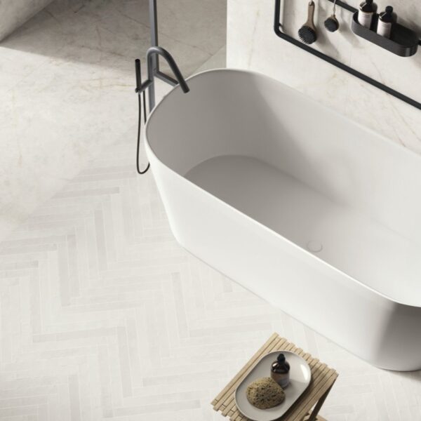Carrelage effet uni, Sorbet Italien chez Piastrella - pose chevron au sol, coloris Blanc, salle de bain avec baignoire îlot