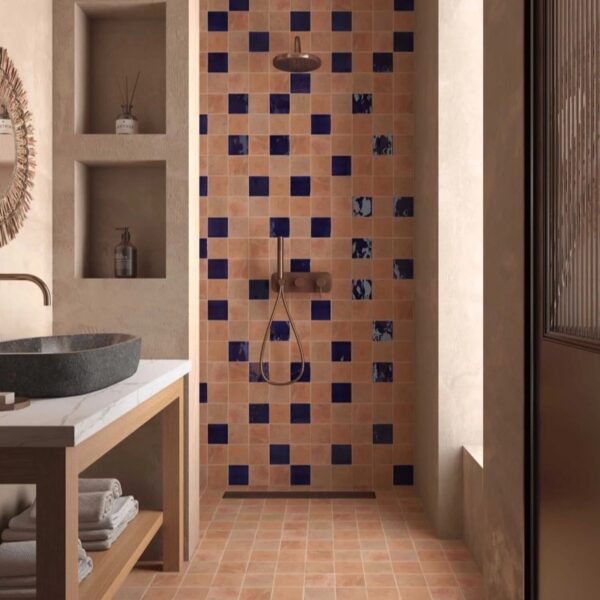 Carrelage effet zellige, Adobe chez Piastrella - douche en damier terracotta et cobalt